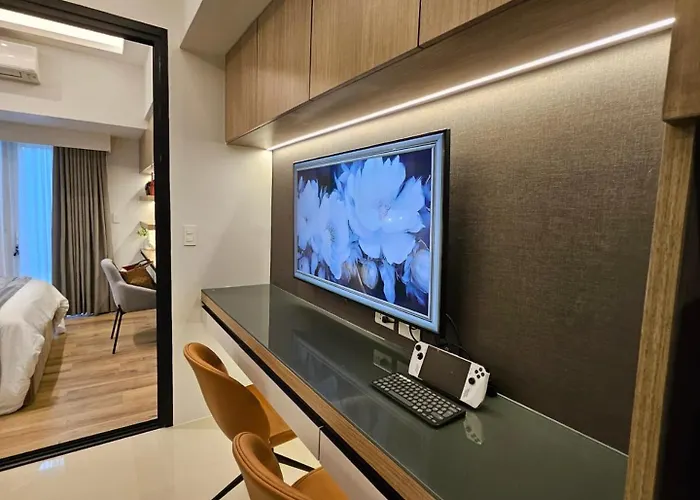 Luxury Apartment At Park Mckinley West Two Units * Manille